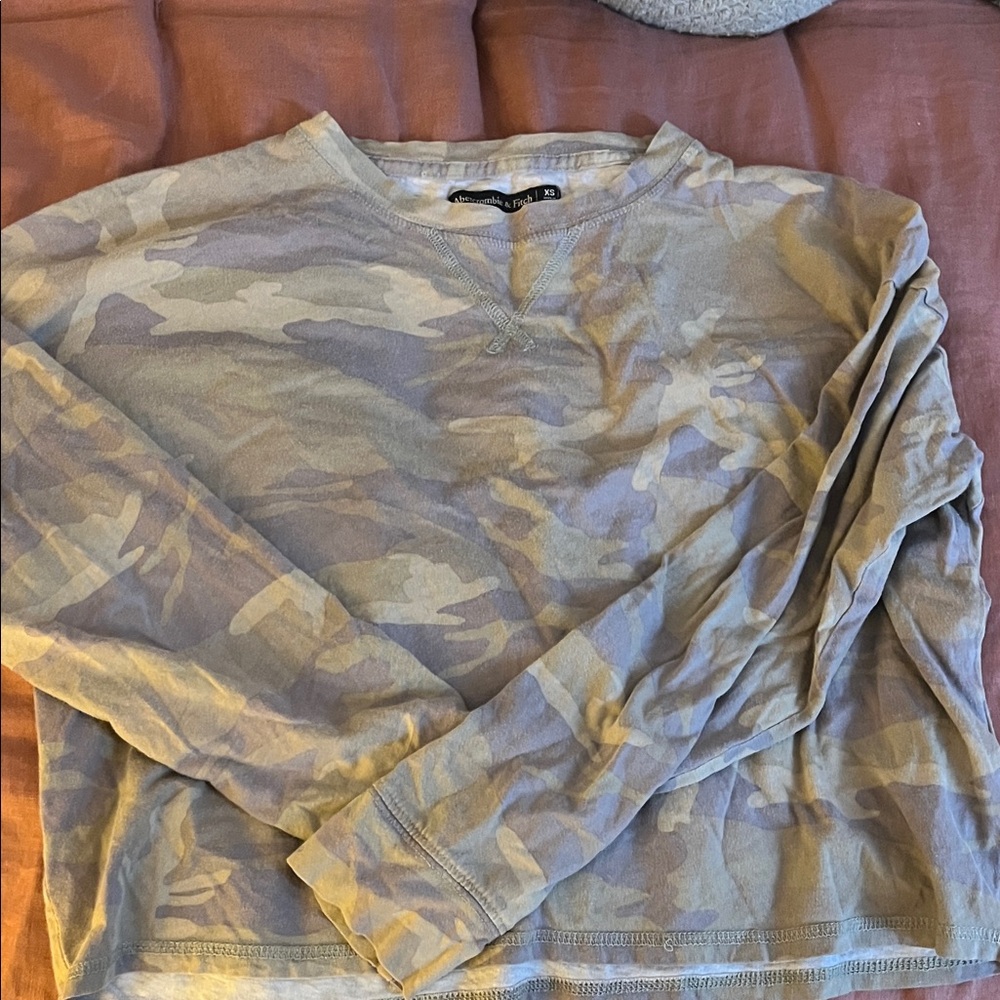 Abercrombie cropped Camouflage Long Sleeve Shirt